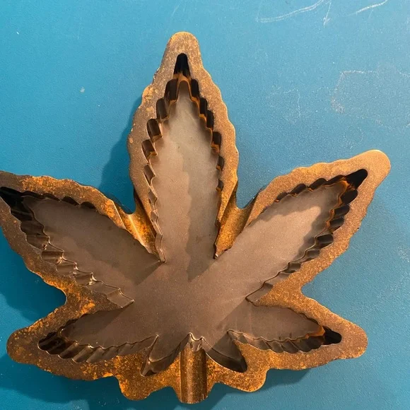 Jewelry holder tray resin leaf ashtray orange and black - Picture 2 of 5